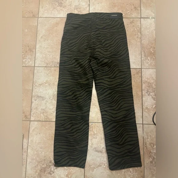 NWT Express Olive and Black Printed Jeans - Picture 4 of 4